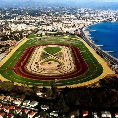 La petite Luciole entre mer et montagne. Cagnes-sur-Mer Extérieur photo