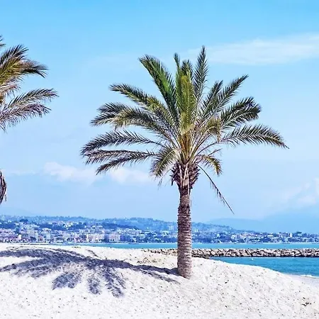 La petite Luciole entre mer et montagne. Cagnes-sur-Mer Extérieur photo